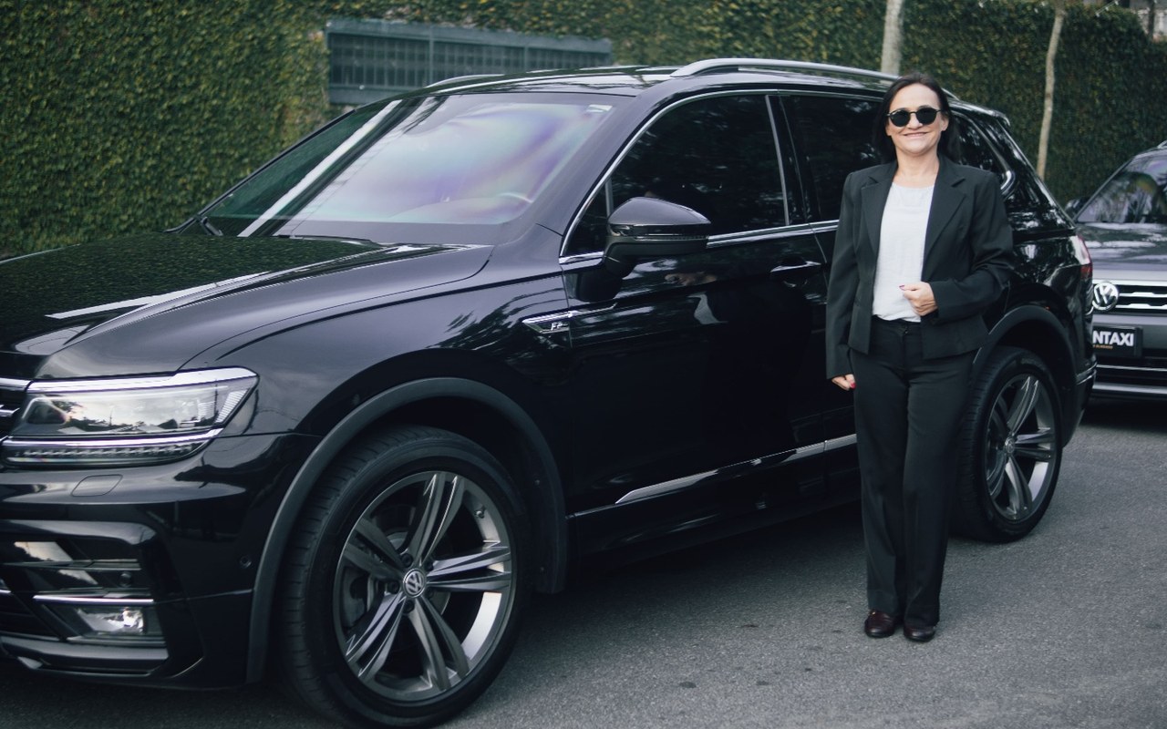 Chauffeur mulher da frota feminina Blintaxi